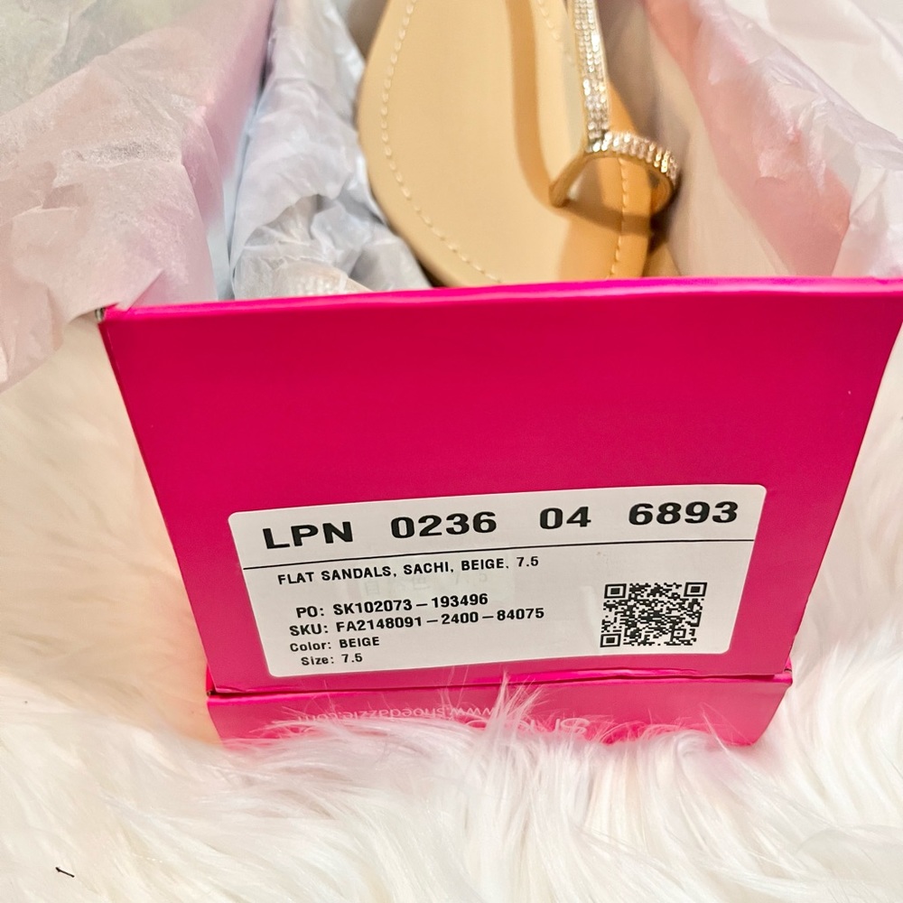 Beige Flat Sandals, Size 7.5 NEW IN BOX - Picture 8 of 10